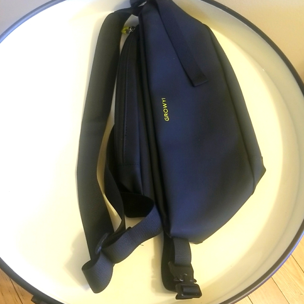 Growi Cross body expandable bag in black